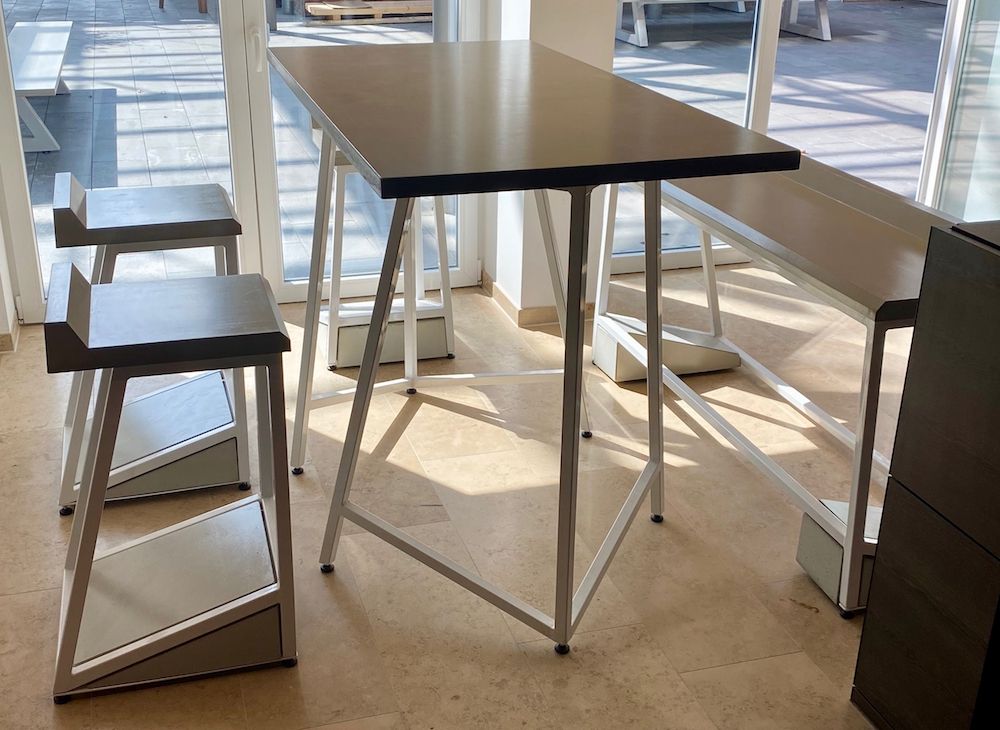 Beton Stehtisch mit Metallgestell „3EK high“